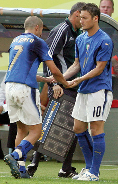 Mondiale 2006 (8).jpg - 20060627- DUISBURG (GERMANIA)- MONDIALI: ITALIA-  AUSTRALIA. L'attacante della NAzionale, Francesco Totti autore al '93, su rifgore del gol della vittoria azzurra; entra in campo al posto di Alessandro De Piero ieri nello stadio di Kaiserslautern. Nella partita dei quarti l'Italia affronterà l'Ukraina ad AmburgoDANIEL DAL ZENNARO